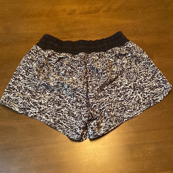 Lululemon🍋Tracker Short IV Mini Ripple Desert Olive Fatigue Green - Picture 4 of 6